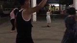 林良铭街头跟大妈们跳广场舞 优美舞姿真让人“窒息”