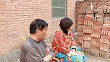 妻子车祸瘫痪，丈夫嫌扔娘家不管，五年后到娘家一看他懵了