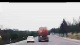 卡车司机开斗气车太危险了