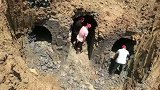 安徽一村民挖龙虾塘挖出古墓葬 墓内棺椁损毁严重疑遭盗掘