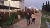 街头吓人恶搞，男子伪装成草人吓路人，路人非常惊讶
