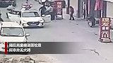 惊魂一瞬！4岁男童趴路中央玩耍 被拐弯轿车碾压而过