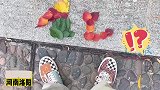 男生用不同颜色的落叶，摆出小王子和狐狸