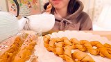 美女试吃香脆中式麻花煎饼（声音超好听）