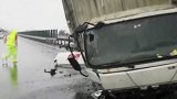 台风灿都来袭，货车乘客掉落桥下，交警紧急救援