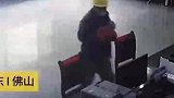 男子捡到两枚炮弹送派出所，警察小姐姐“我也怕”