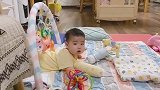 小宝宝这是在看什么呢睁着个大眼睛瞅来瞅去的，小表情好逗啊！