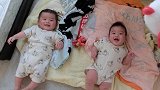 好有趣的双胞胎！这样一弄婴儿笑声满天飞，笑到停不下来了