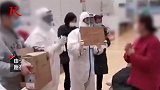 同一个世界同一款老妈！援鄂护师防护服上写字喊话女儿写作业