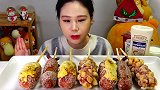 韩国萌妹子吃芝士棒，细嚼慢咽，感觉味道美滋滋