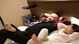 自从小情人长大了，和爸爸越来越像了，这一幕，一看就是亲生的