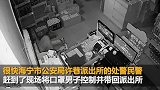 男子爬进超市盗窃 一转身遇“豪横”店主菜刀堵路吓到弹起