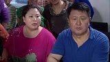 朋友之间要讲信用 男子拿了一大推现金还债