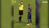 先停一下！裁判中断比赛欲掏牌 球员上前理论发现裁判只是想擦汗