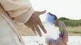 女魔头惨败傻小子与美女之手，而小伙废她武功，并没有杀她！