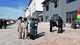 看看这老头扭得还挺欢，哈