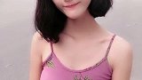 小姐姐的身材颜值说不上惊艳，但是笑容很吸引人