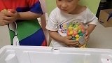 妈呀，弟弟怎么会有那么多糖果啊