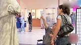 国外爆笑街头恶搞，男子诱导路人拍雕像，结果雕像一拍就倒