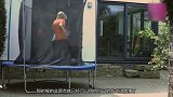 小孩生来不会笑！7岁才会说第一个单词！