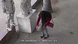 石头雕像在路边大秀舞技老外爆笑恶作剧，路人舞姿很魔性