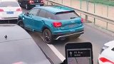 干得漂亮！这就是占用应急车道的下场，大众和奥迪车主要倒霉了