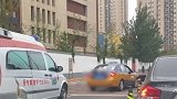 北京一辆出租车不排队 在医院门口堵住后方救护车