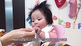 奶奶不停用手挠宝宝痒痒，小丫头之后的反应，太可爱了