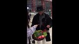 这届粉丝好严格，牛骏峰机场收到蔬菜以督促减肥