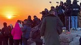 海和日落不归属于任何人，但又是每个人都向往的浪漫