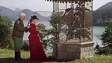 公主喂小鹿喝牛奶，三只狗蹲在一旁，虎视眈眈的盯着小鹿