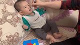 小宝宝可真会享受，就这么葛优躺，都有人送吃的给宝宝！