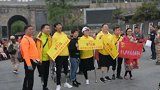 安宁走基层：爱心人士游览龙门石窟中