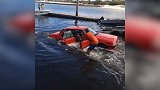 澳大利亚：司机救援被淹爱车失败，汽车重新溜回大海