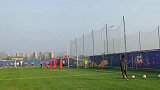 决赛前顾超加练高空球 守门员教练一丝不苟亲亲点赞
