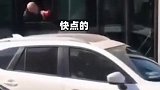 大爷坐公交堵车急眼了，自带喇叭指挥车辆，太搞笑了