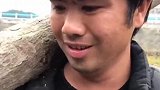 美女过独木桥，看她这眼神就知道一定是摔疼了