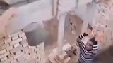 国外小伙铺水泥干活，直接扔水桶你见过吗？