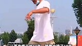 大爷广场上跳起动感霹雳舞，称这是自己的爱好
