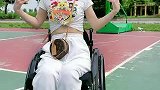 谁会关心笑脸背后藏着的狼狈