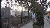 假扮草人故意向路人伸手，路人防不胜防