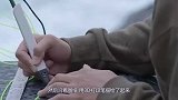 老外用3D打印笔，在海边石头上画出一座桥，从远处看和真的一样