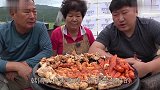 韩国妈妈做了一顿炒鸡，父子闻着味道就来了，吃得超满足