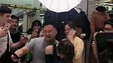 众目睽睽英雄救美,小姐姐害羞美滋滋