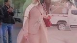 肉肉的女生，很性感，你喜欢这类的女生吗，时尚街拍