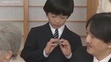 日本天皇每天都要上班，工资不高，偶尔加班，过着被规划好的人生