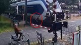 荷兰：女子两次横穿铁道，险些被火车撞上