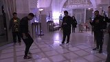 风骚依旧！小罗室内再秀牛尾巴+穿裆 街球大神疯狂点赞