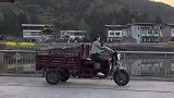 弟媳心情不好大哭，弟弟在外面喝酒