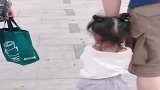 爸爸惹小情人生气了，眼前这一幕，妈妈都哭笑不得！